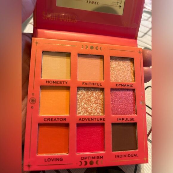 NWT/NIB Revolution palette - Picture 8 of 8
